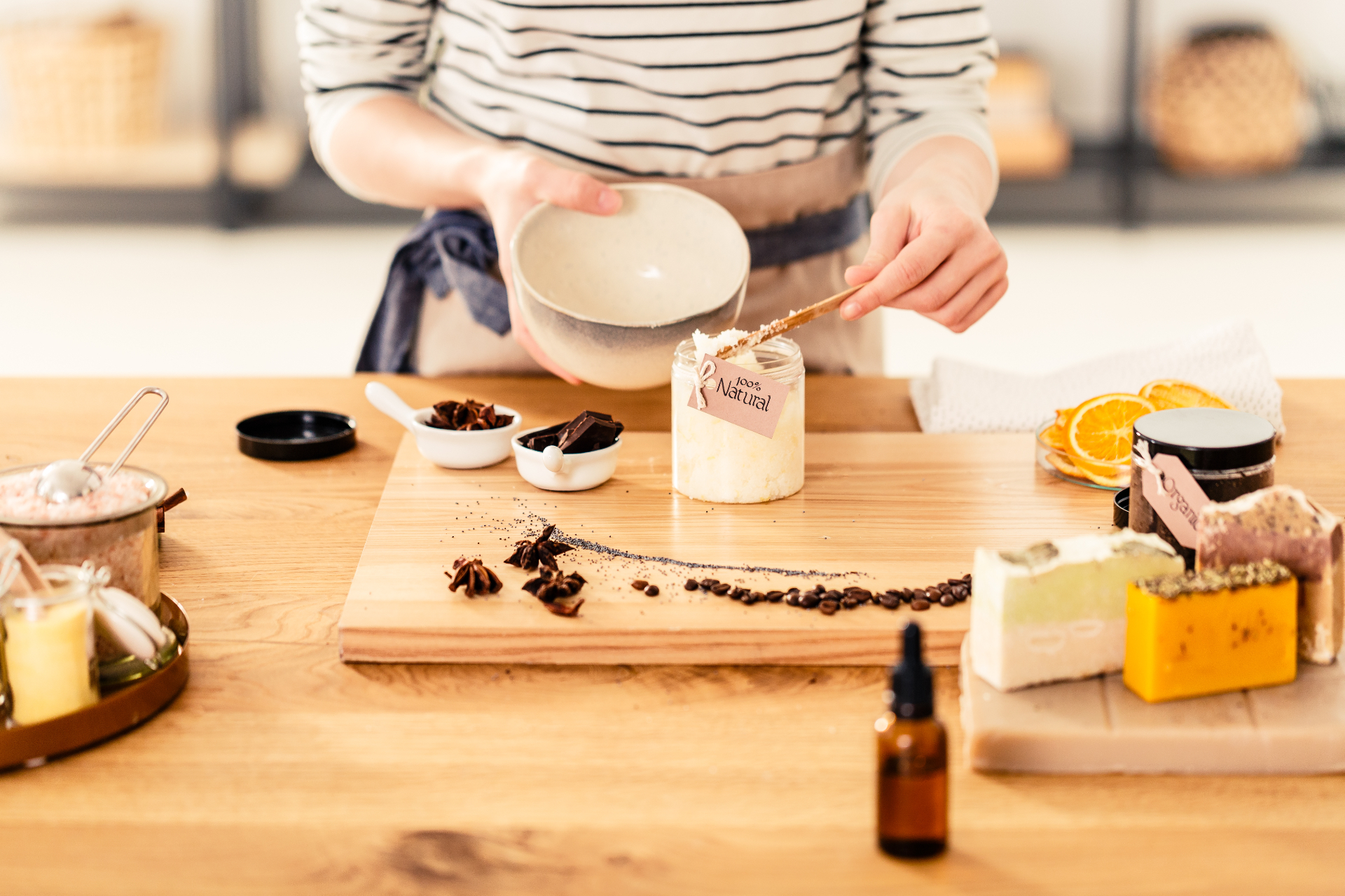 Mujer preparando cosmética natural artesanal con ingredientes botánicos